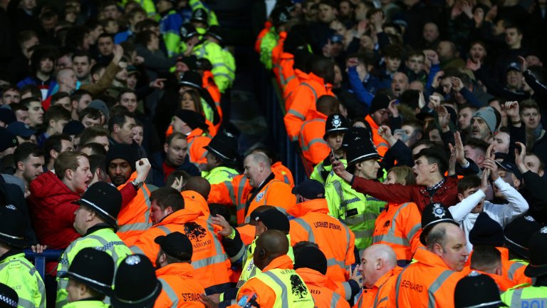 Има безброй истории как фенове на различни отбори са се възползвали от открилата им се възможност, когато са работили за врага