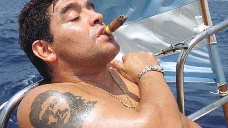 Диего Марадона си пушеше като комин в живота, а на терена пушеха петите на съперниковите защитници.