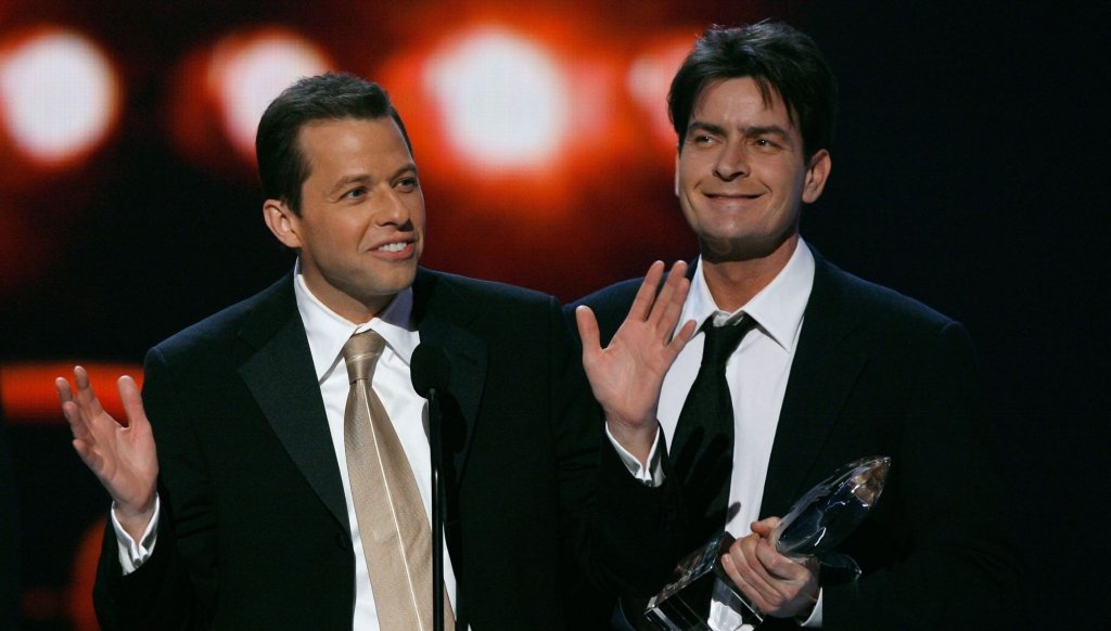 Чарли Харпър в “Двама мъже и половина” 
В последния сезон на „Двама мъже и половина“ създателят на сериала Чък Лори намери начин да захапе Чарли Шийн, с когото имаше дългогодишен конфликт. Години след като героят му беше „убит“ от влак в Париж, финалът на сериала шокира всички с разкритието, че Чарли Харпър всъщност е жив. Оказа се, че ревнивата му съпруга Роуз го е държала затворен в мазе в продължение на четири години, инсценирайки погребението му с ковчег, пълен с месо. 
Това „възкресение“ обаче не беше направено с цел щастлив край. Вместо истинско завръщане на актьора, зрителите видяха само негов дубльор в гръб, който се прибира у дома, само за да бъде размазан от падащо пиано секунди по-късно.  
Веднага след това камерата се завъртя към самия Чък Лори, който седеше на режисьорския стол. Той погледна директно към публиката, изричайки знаковата реплика: „Печеля!“.