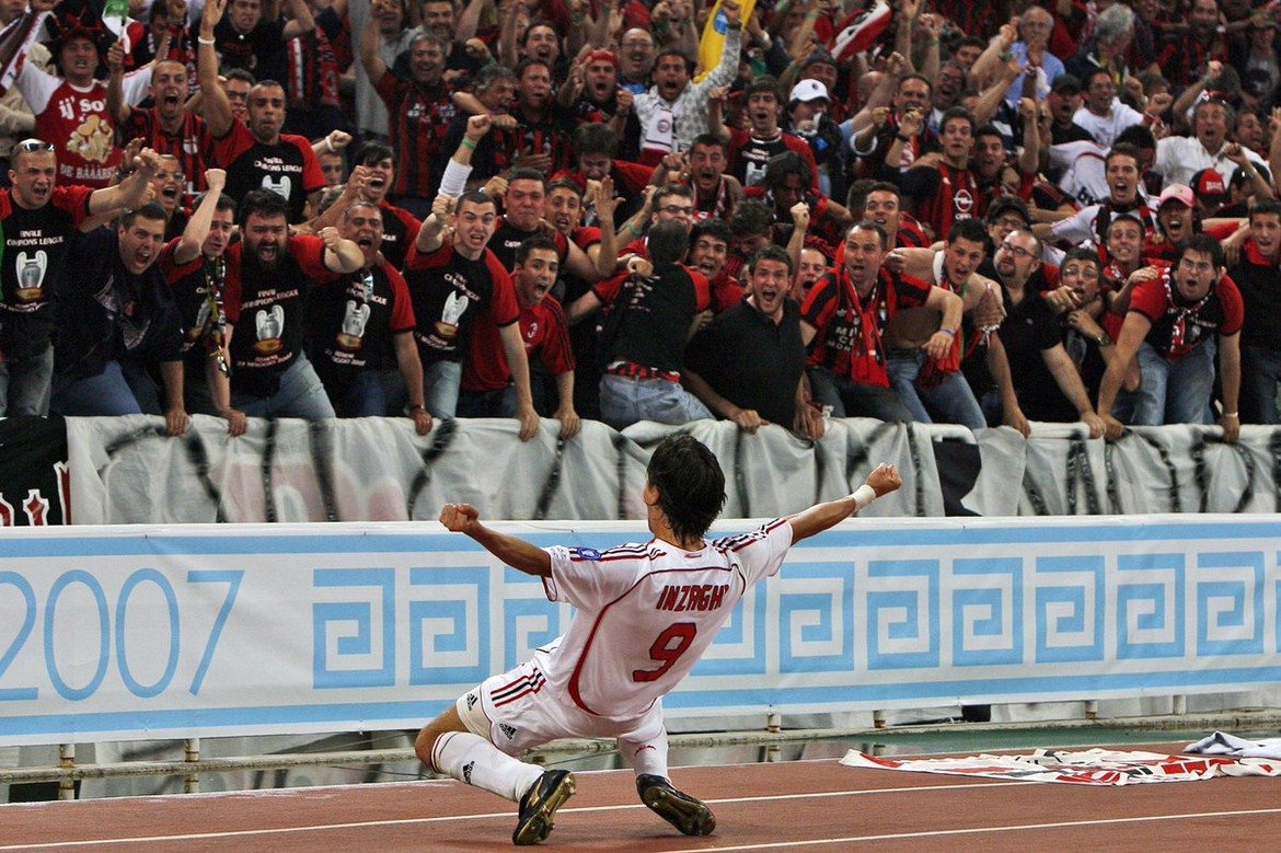 2007 г. - Филипо Индзаги куфее пред тифозите на Милан. "Росонерите" победиха Ливърпул с 2:1 на финала на Шампионската лига в Атина с два гола на Пипо.