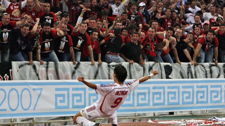 2007 г. - Филипо Индзаги куфее пред тифозите на Милан. "Росонерите" победиха Ливърпул с 2:1 на финала на Шампионската лига в Атина с два гола на Пипо.