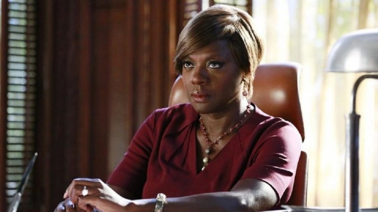 How to Get Away with Murder (“Как да ни се размине за убийство”)
Виола Дейвис влиза в ролята на преподавателя по наказателно право Анализ Кийтинг, която поставя сериозна главоблъсканица пред студентите си - да разрешат един от най-заплетените криминални случаи в практиката ѝ, като обещава, че най-добре представилите се ще получат работа в правната ѝ кантора. Задачата носи името “Как да ни се размине за убийство” и докато студентите се опитват да разплетат мистерията, разкриват някои мрачни тайни на своята преподавателка.