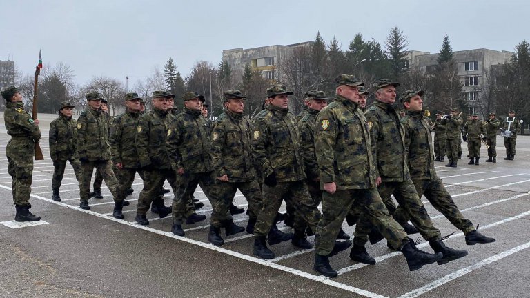 Преди дни бяха приети първите 130 кандидати за срочна служба в доброволния резерв - значително по-адекватна алтернатива от казармата