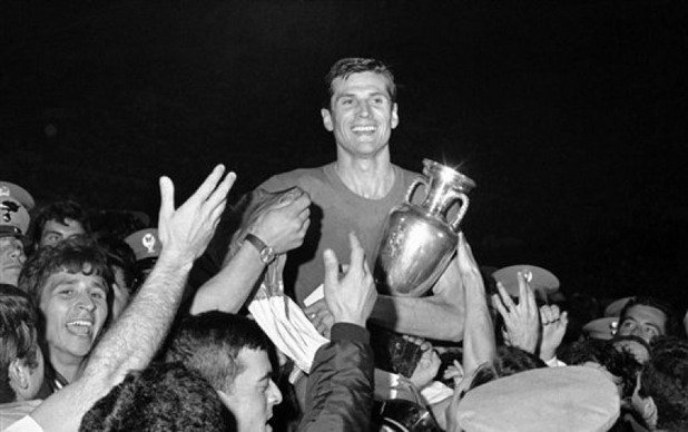 Купата е в ръцете на великия капитан Джачинто Факети, италианците печелят първия си голям трофей в следвоенната история. 