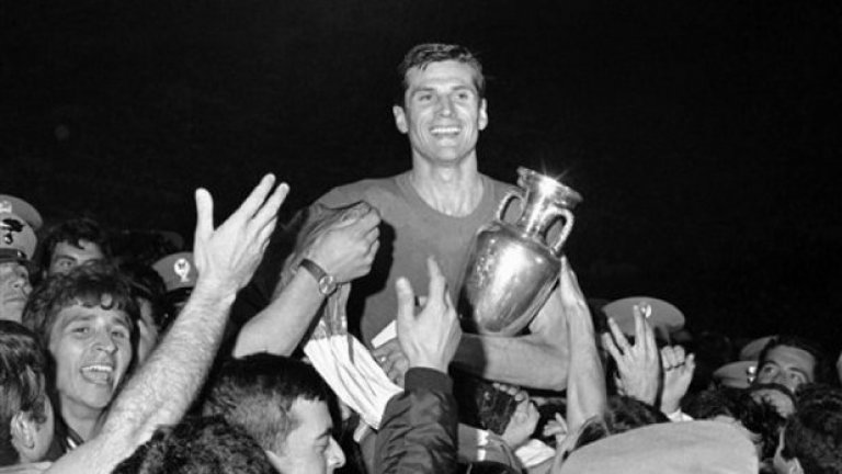 Купата е в ръцете на великия капитан Джачинто Факети, италианците печелят първия си голям трофей в следвоенната история. 