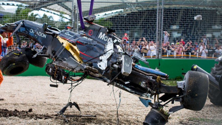 Болидът му се разхвърча на парчета по пистата