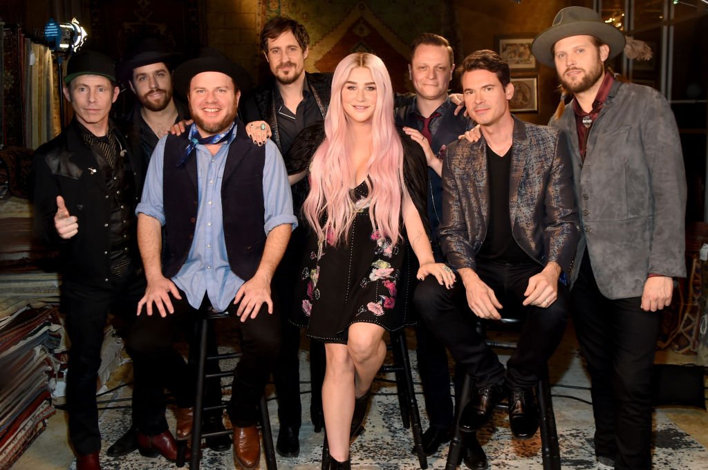 Цвят за смели дами, който се постига след като косата се изсветли достатъчно и всички жълтеникави и оранжеви оттенъци на русото се премахнат, за да \\\\\\\\\\\\\\\"хване\\\\\\\\\\\\\\\" розовото, с което обаче също не бива да се прекалява, а да е лек нюан