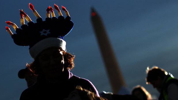 Вашингтон по време на еврейския празник Ханука, известен също като Празник на светлините, човек с шапка във вид на менора