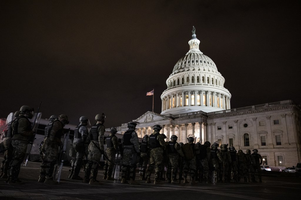 Равносметката от бунтовете във Вашингтон: 4 убити, 52 задържани, а Конгресът отново заседава