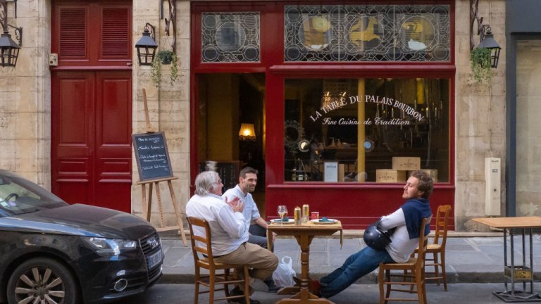 Жителите му са на мнение, че това, което дава живот на града, са туристите, без които по време на пълната блокада е изглеждал тих и пуст