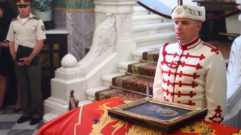 Положиха тленните останки на цар Фердинанд в двореца "Врана" (видео и снимки)