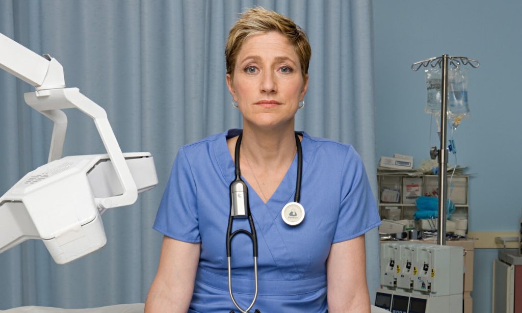 „Nurse Jackie” 

Американският медицински сериал също попада в списъка на предавания, гледани на един дъх