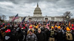 Националната гвардия ще изпрати до 15 хиляди войници във Вашингтон. Мерките се взимат след като подкрепящи Доналд Тръмп проникнаха в сградата на Конгреса на 6 януари (на снимката).