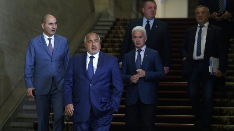 Сидеров поиска оставката на Симеонов, Каракачанов сложи "синя каска" на миротворец