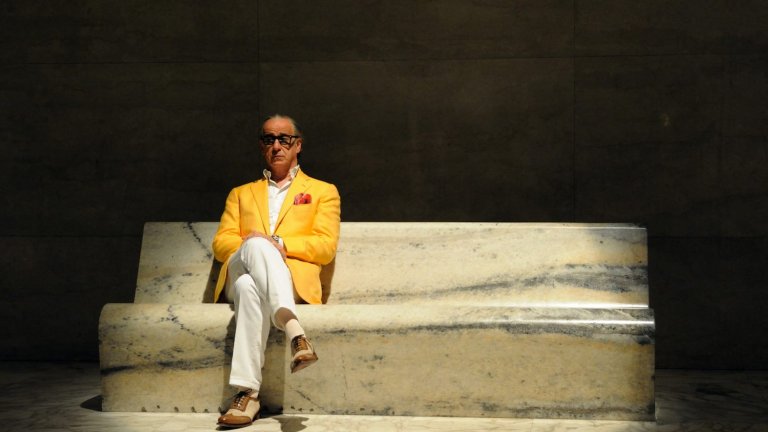 Рим във "Великата красота"
"Великата красота" на Паоло Сорентино ("Те", "Младият папа") припомня на човечеството, че е заобиколено от величието на минали и настоящи постижения. Рим е може би най-добрата илюстрация за това. В едно свое интервю Сорентино предупреждава: "Има нещо опасно в красотата!". Филмът подсказва каква е опасността - сравнението с постиженията на другите поражда завист, поставя на изпитание собствената ни обикновеност и устойчивостта на импулса ни да създаваме. Въведени сме в сърцето на тази дилема чрез сравнението между посредственото всекидневие на компанията на Джеп (Тони Сервило) и величието на архитектурата, ренесансовите статуи, дворци и църкви.