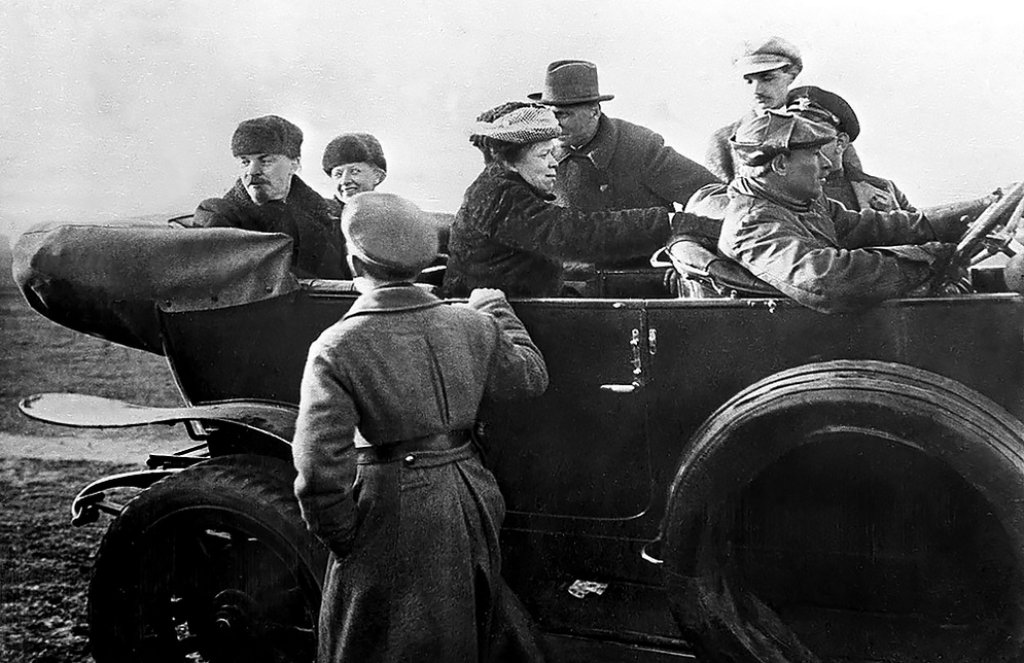 Lenin_Krupskaya_and_Ulyanova_in_car_at_Red_Army_parade_full_photo_19180501