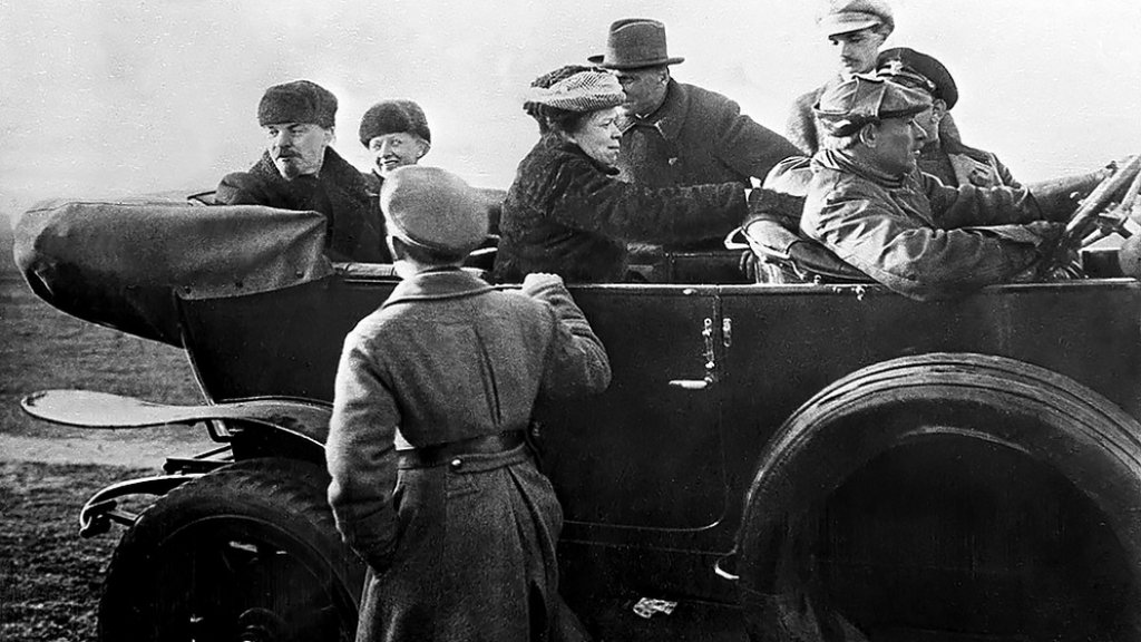 Lenin_Krupskaya_and_Ulyanova_in_car_at_Red_Army_parade_full_photo_19180501