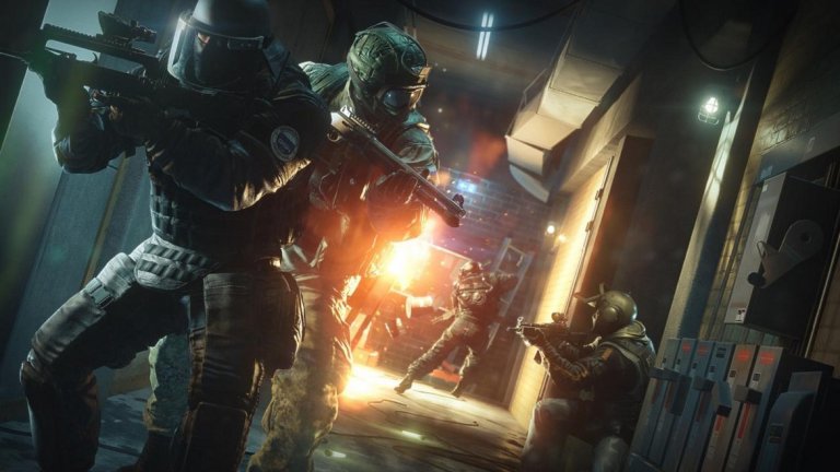 Rainbow Six Siege (PC, PS4, Xbox One)
Играта се появи през 2015 г. и представлява тактически екшън, в който играчите се изправят един срещу друг в екипи, защитавайки и атакувайки своите позиции. Геймплеят бе различен от досега познатото ни в поредицата Rainbow Six, но очевидно се прие положително от играчите. Въпреки това, шутърът бе критикуван за липсата на съдържание, микротранзакции и бавен процес на развитие на героите. Откакто излезе, играта увеличи броя на героите от 20 на 30 и предлага общо 18 карти спрямо 11 при премиерата си. През лятото на 2017 г. Ubisoft потвърди плана си да поддържа Rainbow Six Siege поне до края на 2017 г., а вероятно през следващата година. И го направи като дори договори споразумение с Electronic Sports League за това играта да се превърне в част от популярния е-спорт календар. Така към юни 2018 г., или две и половина години след премиерата си, тя вече има 35 милиона регистрирани играчи за всички платформи.