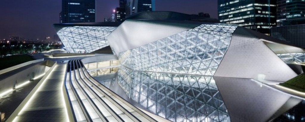 Дизайнът на операта в Гуанджоу, Китай, е повлиян от формата на Перлената река, край която е разположена сградата