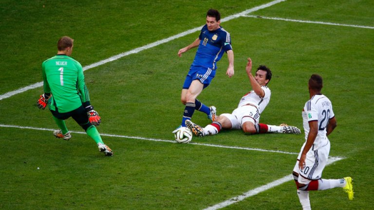 Един от пробивите на Меси на финала, завършил с отбиване на топката почти от голлинията. Това бе тактиката на Аржентина - да се чака да изригне номер 10. Срещу отбор като Германия е трудно да се надяваш на успех така, но... аржентинците не бяха далеч и от победа.