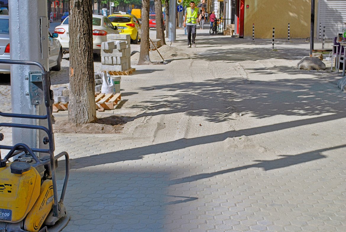 "Дондуков" след ремонта: Пясък, прах и разкопани тротоари