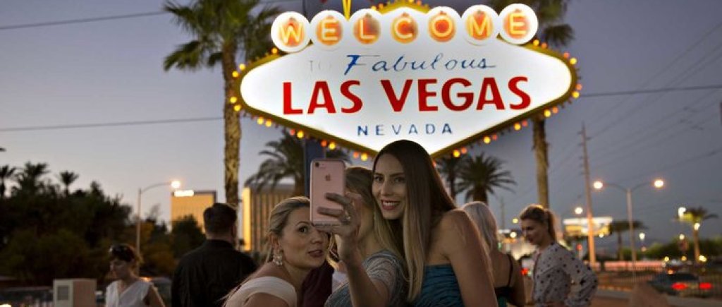 10. Лас Вегас, САЩ
Каквото става в Лас вегас, си остава в Лас Вегас? Не точно, идващите в града на греха обичат да се снимат и кадрите им класират Лас вегас на десето място по посещаемост в Instagram.