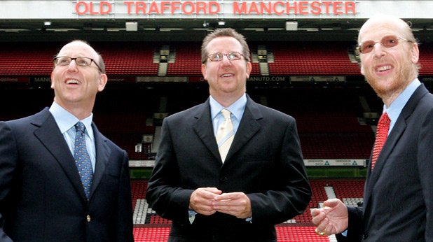 Фамилия Глейзър направи сериозна финансова машинация, за да купи Манчестър Юнайтед през 2003. Заради американците, които имат 4,1 млрд. долара, местните направиха нов клуб - ФК Юнайтед ъф Манчестър.