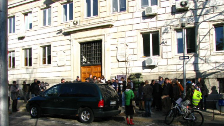 30-тина души се събраха пред сградата на Столична община, за да протестират срещу придвижването на плана към строителство на 8 ноември, когато кметът Фандъкова го оттегли от дневния ред на общинарите