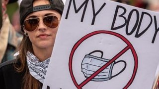 Активистите против предпазните маски стават все по-шумни и неадекватни