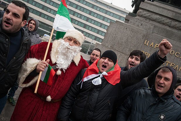 Протестиращ, облечен като Дядо Коледа, заедно с младежи, част от които бяха редовни участници в контрапротеста през лятото на миналата година