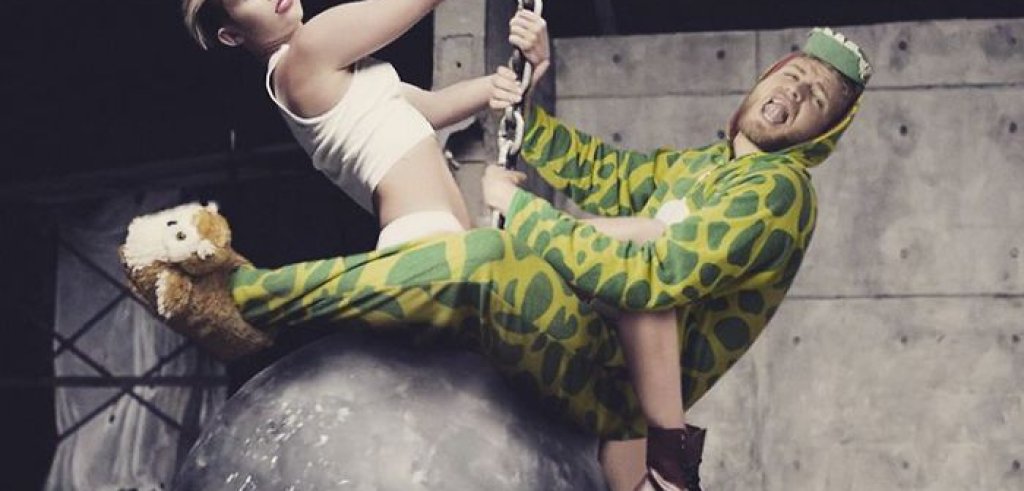 Майли Сайръс има компания върху wrecking ball-a си