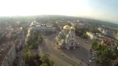 Парамоторист пръв развя националния трибагреник в небето рано сутринта и засне красиво видео от събуждаща се София
