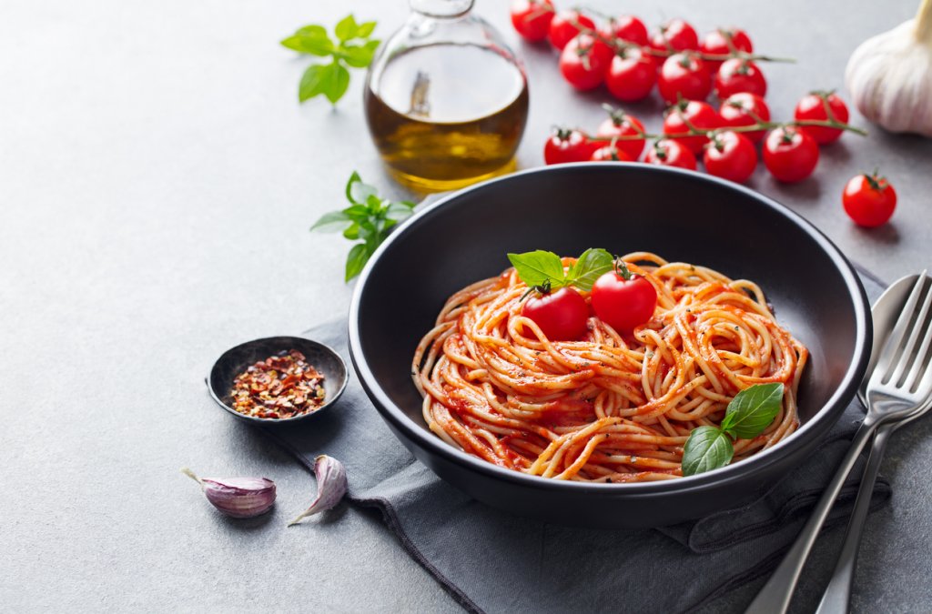 Спагети с пресен доматен сосТочно така, сосът не изисква варене в горещините. Спагети или друга дълга тънка паста се сваряват според указанията на опаковката. През това време в дълбока купа грубо се намачкват 400 грама домати със сол, пипер, босилек, чесън, червен лук и щипка захар. Пастата се отцежда и се разбърква със соса. Сервира се веднага.