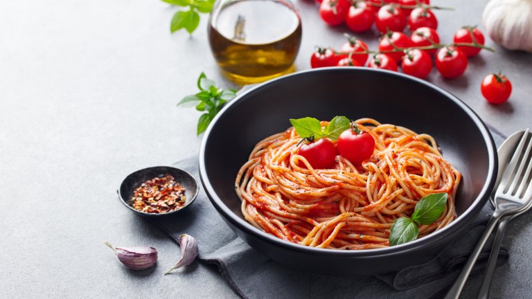 Спагети с пресен доматен сосТочно така, сосът не изисква варене в горещините. Спагети или друга дълга тънка паста се сваряват според указанията на опаковката. През това време в дълбока купа грубо се намачкват 400 грама домати със сол, пипер, босилек, чесън, червен лук и щипка захар. Пастата се отцежда и се разбърква със соса. Сервира се веднага.