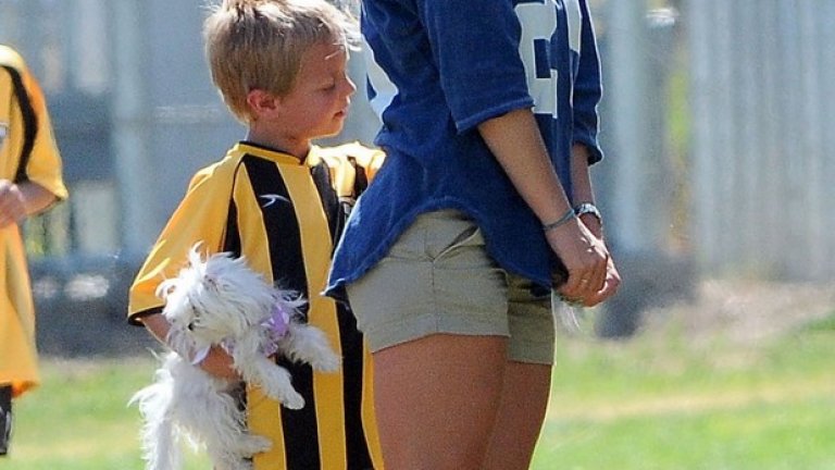 Бритни Спиърс
В началото майчинската й отдаденост бе поставяна под съмнение, но Бритни се занимава с футболната подготовка на Джейдън и Шон.
