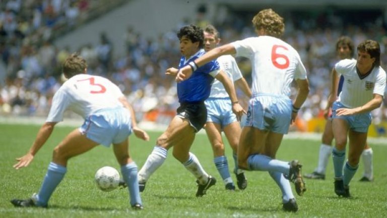 Диего Марадона започва пробива за прочутия си гол срещу Англия на Световното първенство в Мексико през 1986
