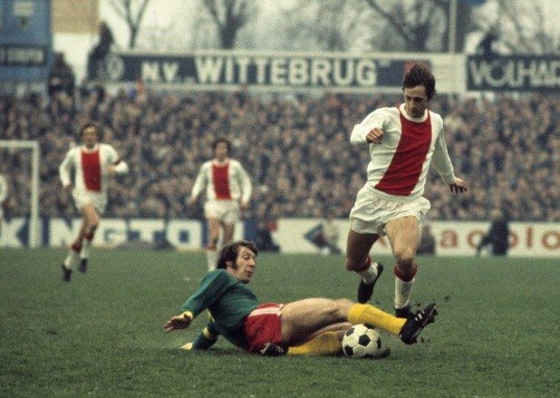Йохан Кройф - Аякс
Той започва в амстердамския колос през 1964 г. и печели 8 титли на Холандия и три КЕШ-а. През 1973-а е продаден на Барселона за рекордна трансферна сума. Следват престои в Леванте и Щатите, а през 1981-а се завръща в Аякс, където играе още два сезона. През 1983-а ядосан от факта, че не му предлагат нов договор, преминава във Фейенорд.