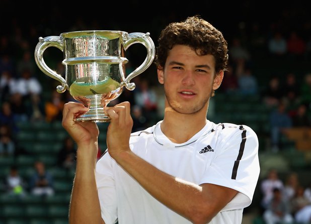 Това 17-годишно момче мечтае за голям тенис! Григор Димитров печели юношеския Уимбълдън през 2008 г. и за първи път светът шуми за таланта му. В България той вече е известно име, но никой не се наема да прогнозира колко добър може да стане.