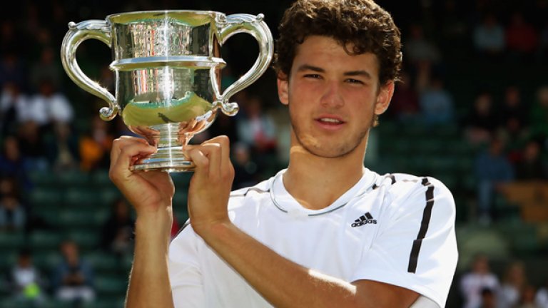 Това 17-годишно момче мечтае за голям тенис! Григор Димитров печели юношеския Уимбълдън през 2008 г. и за първи път светът шуми за таланта му. В България той вече е известно име, но никой не се наема да прогнозира колко добър може да стане.