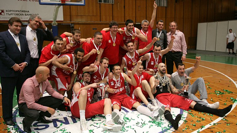 Валентин Златев (първият от ляво на дясно на втория ред) започва в понеделник разговори за президентския пост в баскетболната федерация