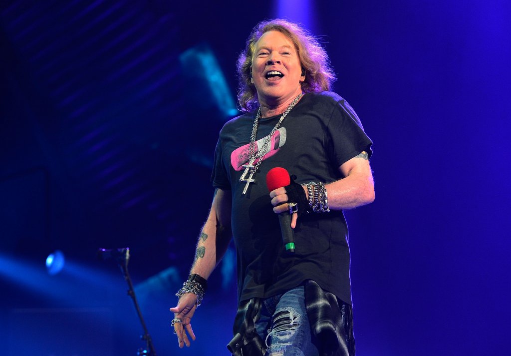 Пише Sweet Child of Mine за един ден
Sweet Child of Mine е сред най-големите хитове на Guns N'Roses, но се оказва, че тя не се е появила след много-много мислене. Аксел чува случайните импровизации на китариста Слаш в репетиционната и ги навързва с текст, посветен на Ерин Евърли, дъщерята на Дон Евърли, член на Everly Brothers. Резултатът е един безсмъртен хит.