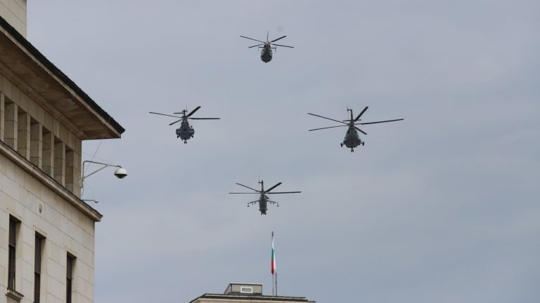 Военният парад за Деня на храбростта в СНИМКИ