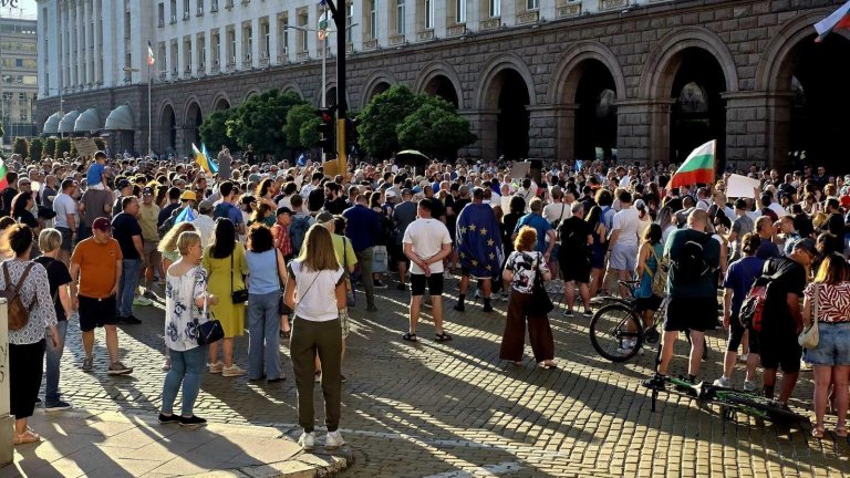 Първи протест срещу кабинета "Радев" се събра в Триъгълника на властта (снимки)