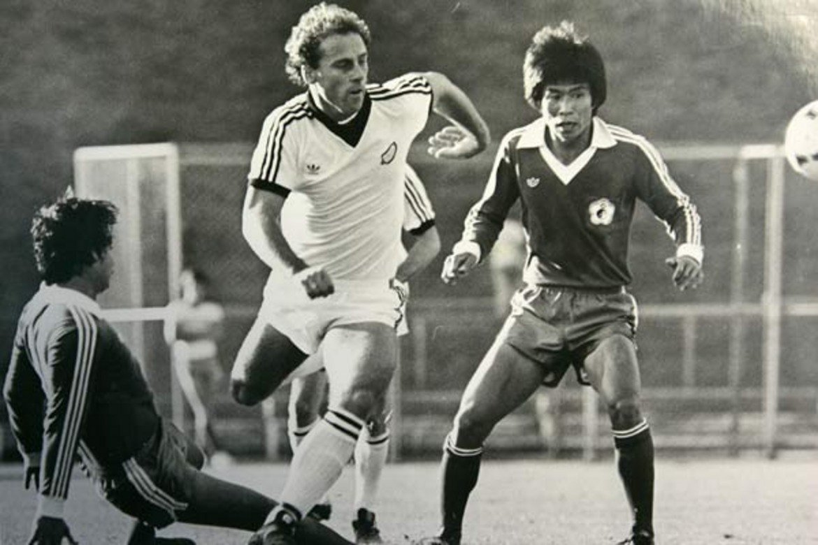 Тайван
В Азия е често срещан феномен да приемаш гости далеч от дома. Примерът със Сирия е най-пресен, но бледнее пред този на други отбори от континента. По време на квалификациите за Мондиал 1978 Тайван се отказва от правото да играе пред собствена публика и играе и двете си квалификации с Нова Зеландия в Оукланд. Втората (на 23 март 1977-а) съответно се пише домакинство за азиатците, които губят с 0:6, но на стадиона едва ли е имало и един тайвански фен, който да се почувства посрамен. Любопитно е, че гостуването им завършва при абсолютно същия резултат в полза на Нова Зеландия. Разстоянието от Тайпе до Оукланд е 8 845 км. Само 13 дена по-рано обаче друга азиатска страна тъкмо е поставила рекорда за най-далечно домакинство...
