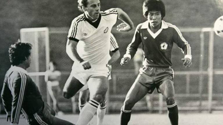 Тайван
В Азия е често срещан феномен да приемаш гости далеч от дома. Примерът със Сирия е най-пресен, но бледнее пред този на други отбори от континента. По време на квалификациите за Мондиал 1978 Тайван се отказва от правото да играе пред собствена публика и играе и двете си квалификации с Нова Зеландия в Оукланд. Втората (на 23 март 1977-а) съответно се пише домакинство за азиатците, които губят с 0:6, но на стадиона едва ли е имало и един тайвански фен, който да се почувства посрамен. Любопитно е, че гостуването им завършва при абсолютно същия резултат в полза на Нова Зеландия. Разстоянието от Тайпе до Оукланд е 8 845 км. Само 13 дена по-рано обаче друга азиатска страна тъкмо е поставила рекорда за най-далечно домакинство...