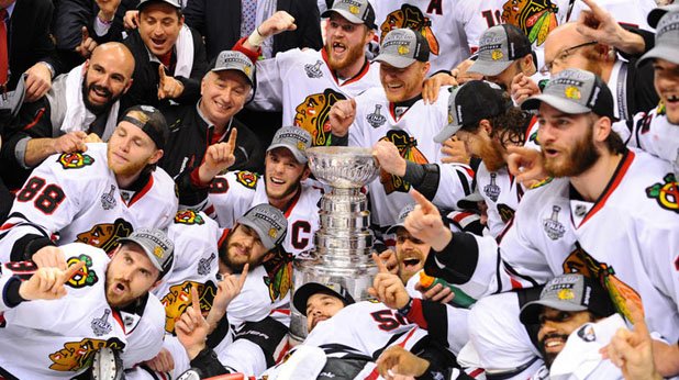Чикаго Блекхоукс спечели купата "Стенли" в Националната хокейна лига през 2013-а, спазвайки традицията никой в отбора да не се бръсне по време на плейофите (близо 50 дни). Да виждате някой хокеист без брада на снимката?