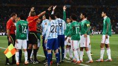Играчите и на Аржентина, и на Мексико недоволстват от съдията Роберто Росети