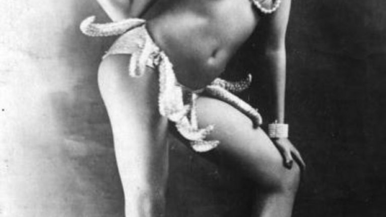 През 20-те години на миналия век Джоузефин Бейкър, американската „Бронзовата Венера“, се появява пред публиката в парижкото кабаре „Фоли Бержер“ с минипола, направена от банани. Тя е една от най-скандалните артисти на своето време и представленията й са забранени в редица градове.