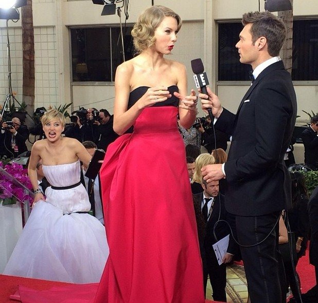 Дженифър Лорънс се появява изневиделица и зад Тейлър Суифт на Червения килим на наградите "Златен глобус"