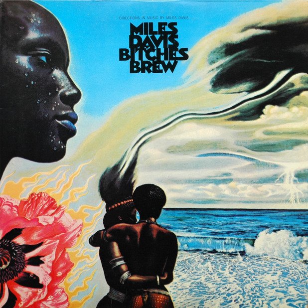 Майлс Дейвис – Bitches Brew (1970)

Майлс Дейвис записва електрически джаз и преди 70-та, но Bitches Brew е нещо друго: джаз рок. Приемайки предизвикателството на ритмиките и импровизациите на Джими Хендрикс, Джеймс Браун и Слай Стоун, тромпетистът създава по-отворени и експериментални произведения, отколкото който и да е друг джаз изпълнител е правил до момента.

Няколкото дълги звукозаписни сесии на Дейвис дават на музикалния продуцент Тео Масеро предостатъчно материал, който да реже и лепи. По този начин светът на джаза наваксва с откритие, което рокът е направил преди години: че студиото дава далеч по-различни възможности за креативна свобода от сцената.
